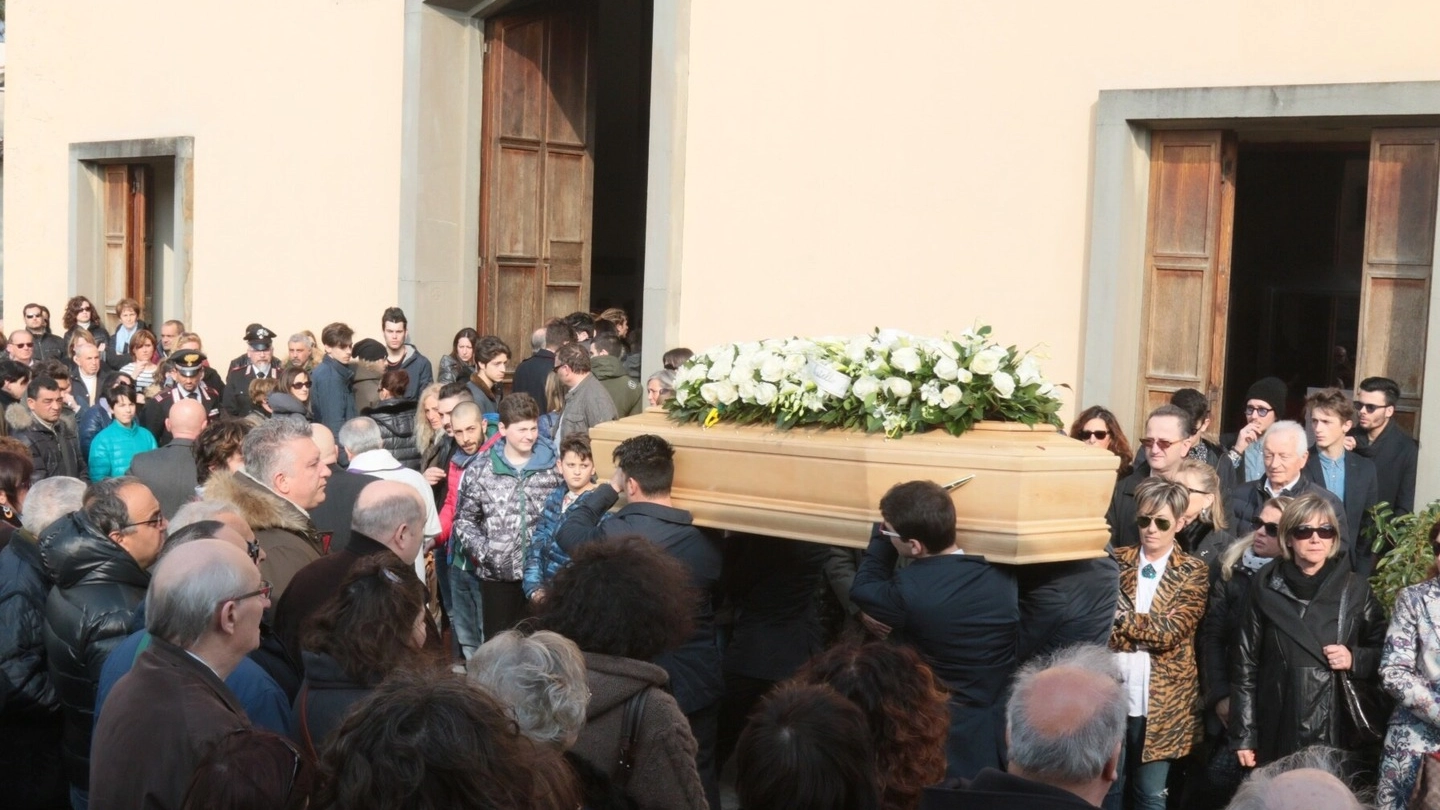 Una folla commossa ha partecipato ai funerali di Mattia Brendaglia (foto Gianni Nucci/Germogli)