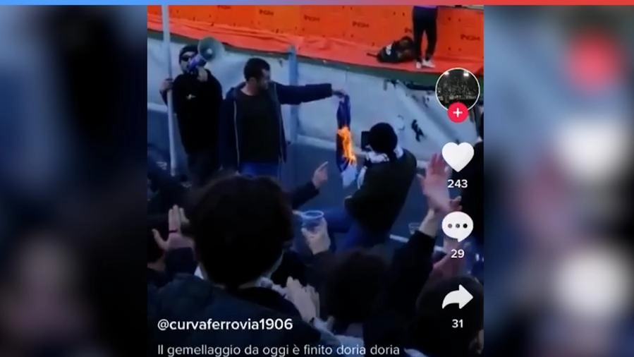 I tifosi dello Spezia bruciano la bandiera della Sampdoria (frame da video Tik Tok)