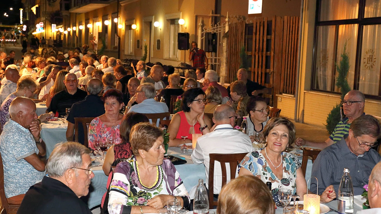La tradizionale cena sotto le stelle, nata nel 1983, torna a riunire tutti i turisti presenti in città Foto Goiorani
