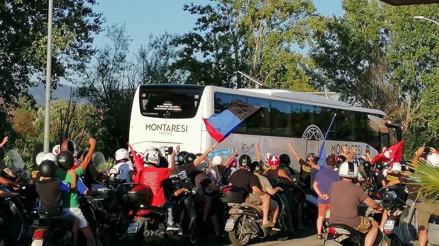 Corteo di motorini nerazzurri accompagnano il bus del Pisa