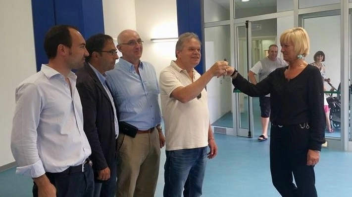 Il sindaco Lorenzini consegna le chiavi a Simona Carli