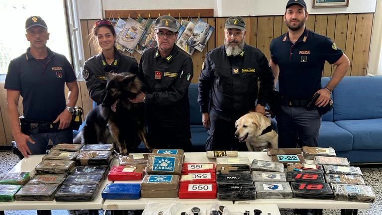 Finanzieri e poliziotti con l'unità cinofila