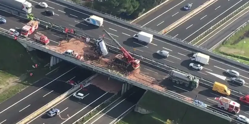 Incidente in A1 con cisterna ribaltata: tanti disagi. Tratto di nuovo chiuso in nottata