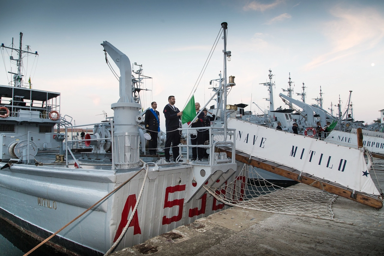 L'ultimo ammainabandiera sulla nave Mitilo