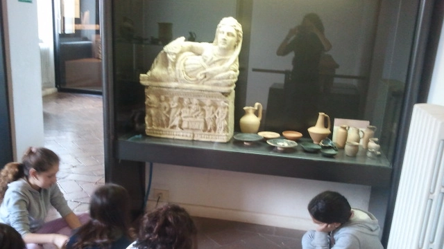 Piccoli studenti al museo etrusco