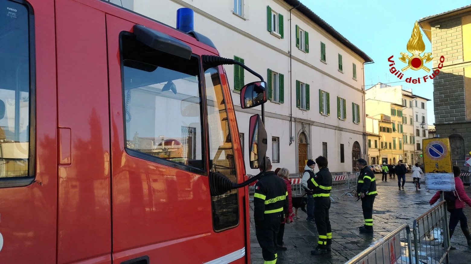 L'intervento dei vigili del fuoco in piazza del Carmine