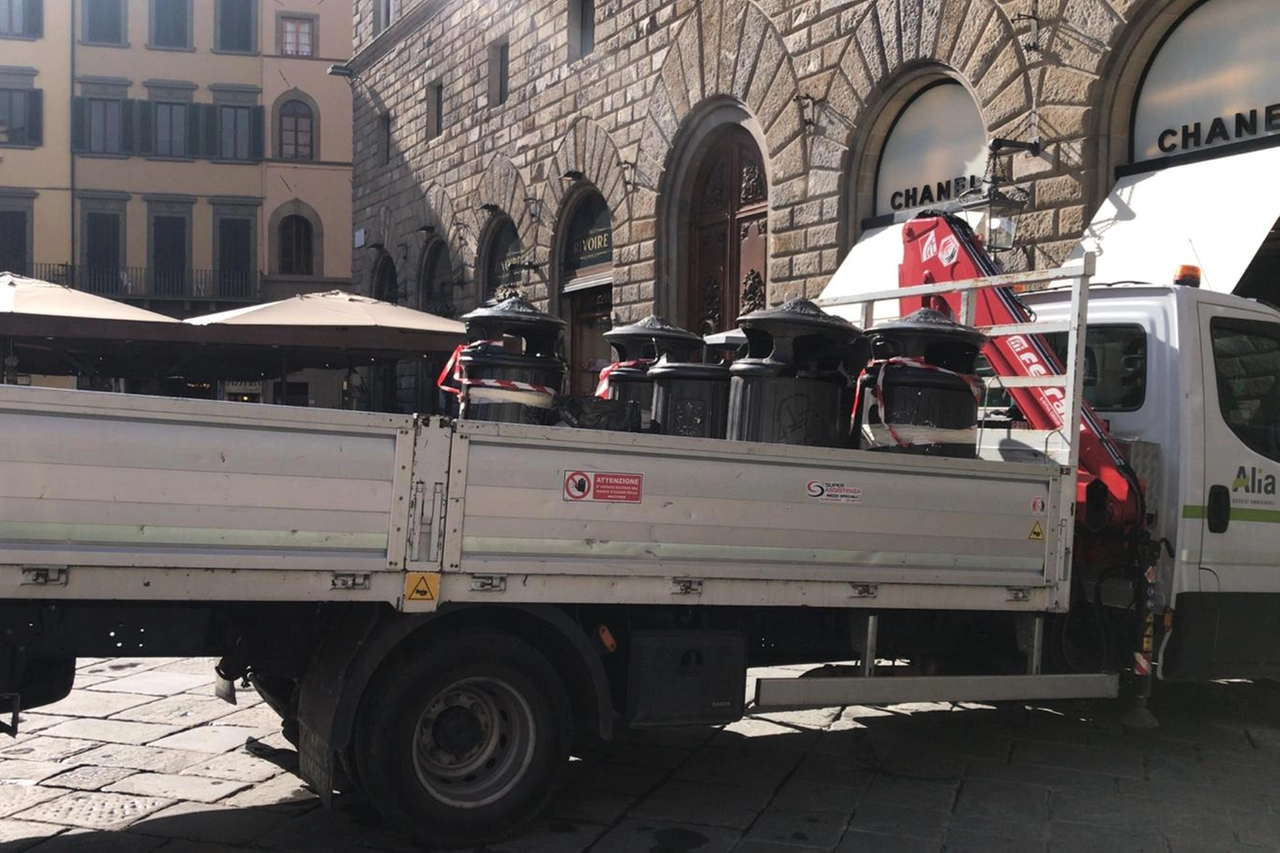 I cestini dei rifiuti danneggiati vengono portati via