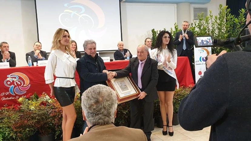 La consegna del premio Nello Bonfanti all'ex presidente Marco Meacci