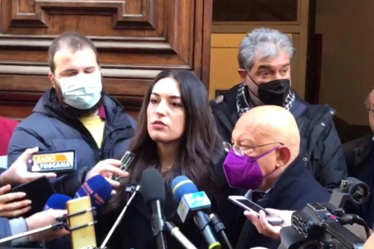 Greta Beccaglia davanti all'Associazione Stampa Toscana a Firenze