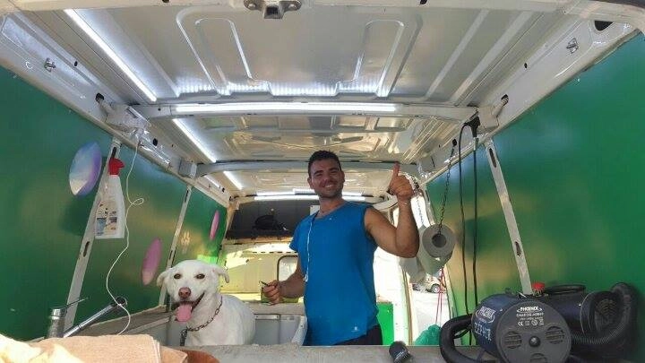 Jordan Menghinelli al lavoro dentro al furgone per la toelettatura mobile