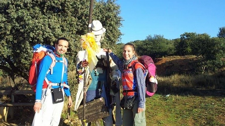 TREKKING Andrea Ristori e Selvaggia Magnolfi sono partiti a piedi lungo la via Francigena in direzione di Roma