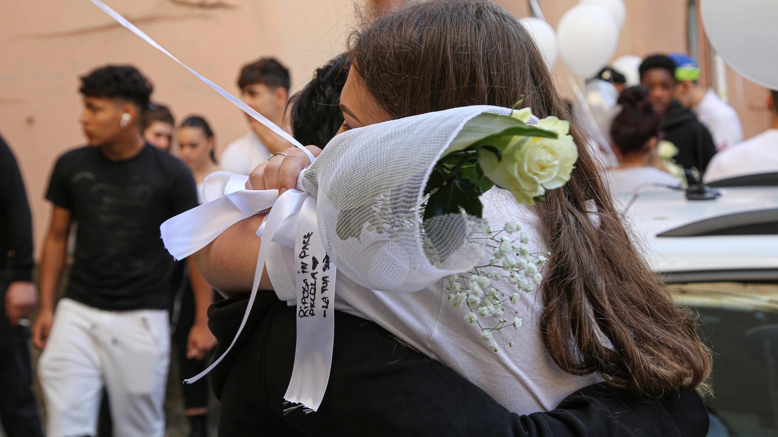 Addio ad Ana, tra lacrime e malori  "La sua famiglia ha bisogno di noi"