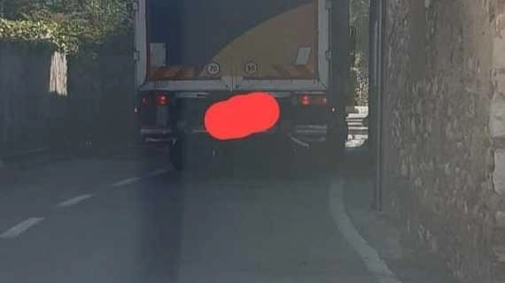 Furgoni incastrati tra le case. Sos in via della Resistenza Furgoni incastrati tra le case. Sos in via della Resistenza