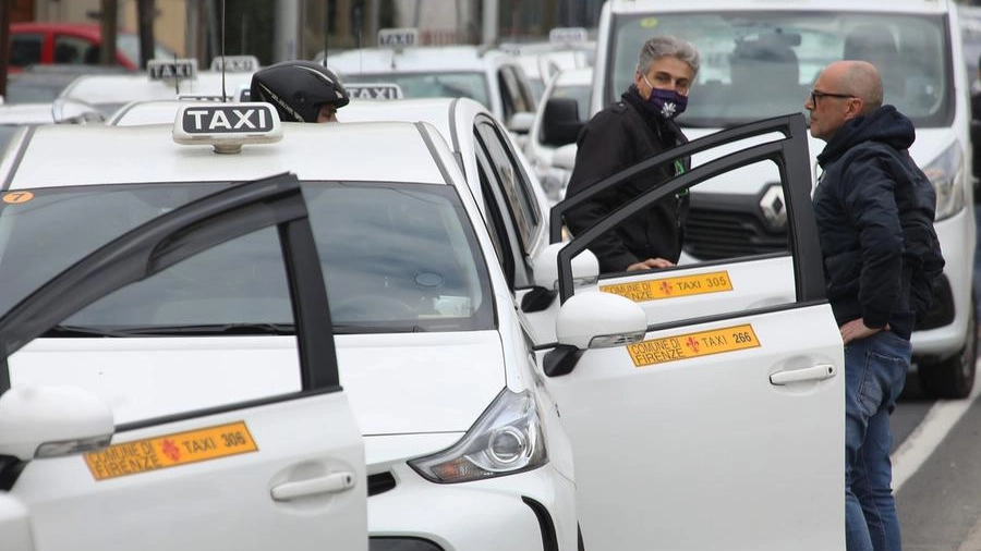 Sale la protesta dei tassisti contro l’arrivo di Uber Black a Firenze
