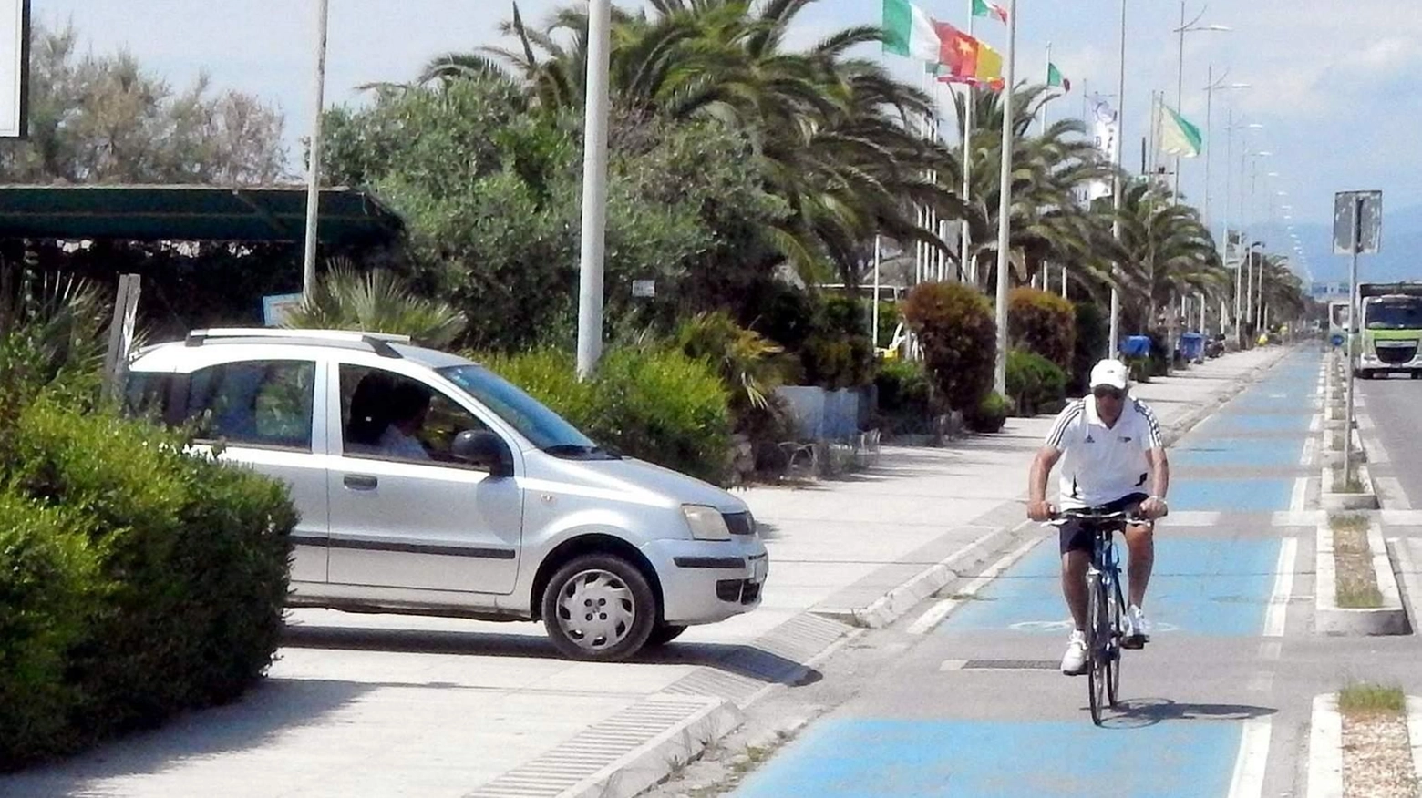 I rischi delle ciclopiste. Come cambia la Versilia. Tra gli utenti irrispettosi e gli incroci con le auto I rischi delle ciclopiste. Come cambia la Versilia. Tra gli utenti irrispettosi e gli incroci con le auto