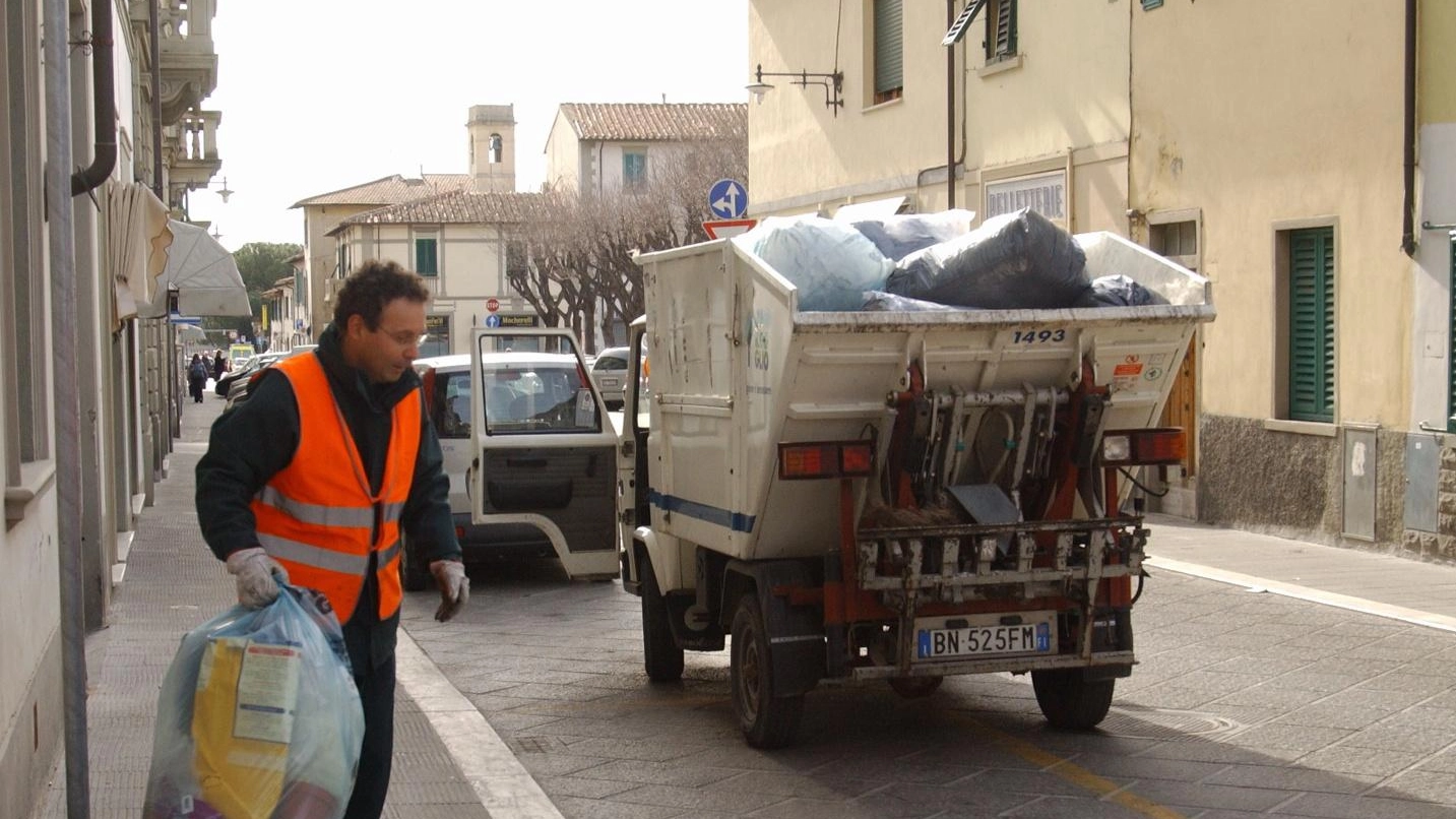 Nuova Tari, dure accuse "Non è vero che è calata Ci sono costi nascosti e sempre meno servizi" Nuova Tari, dure accuse "Non è vero che è calata Ci sono costi nascosti e sempre meno servizi"