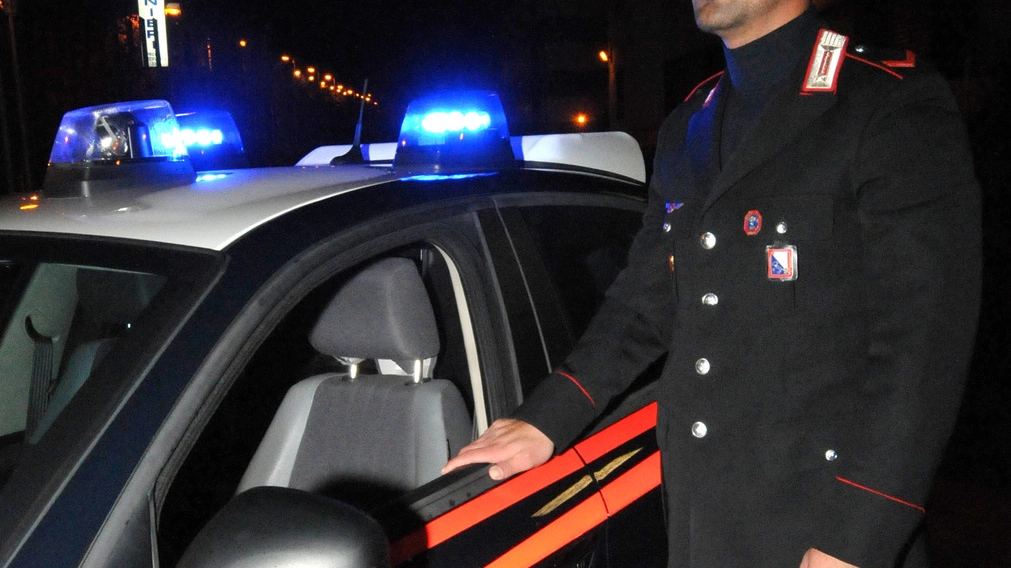 I carabinieri sono intervenuti domenica notte per sedare il diverbio scoppiato per strada fra extracomunitari