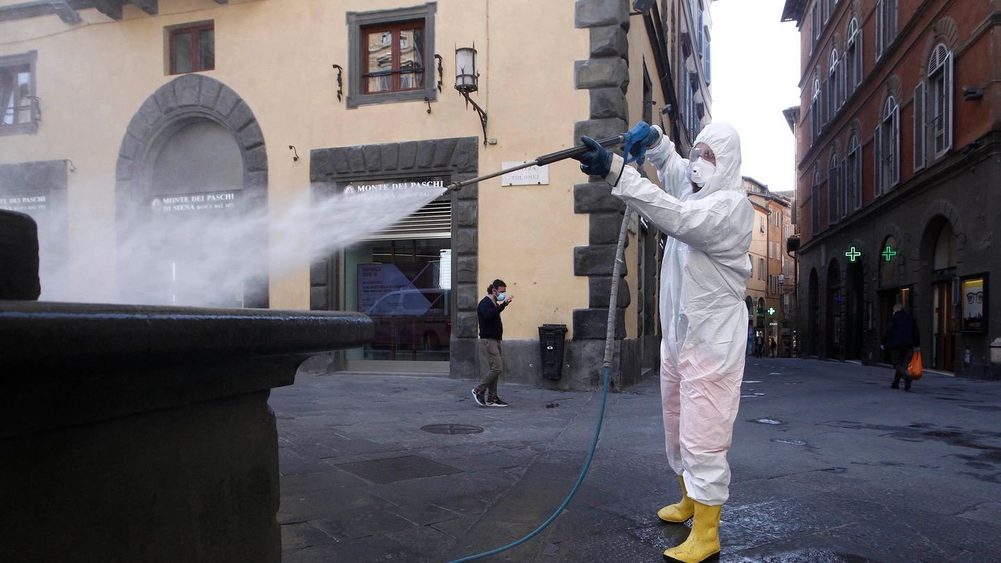 Siena, sanificazione in piazza Tolomei (foto Paolo Lazzeroni)