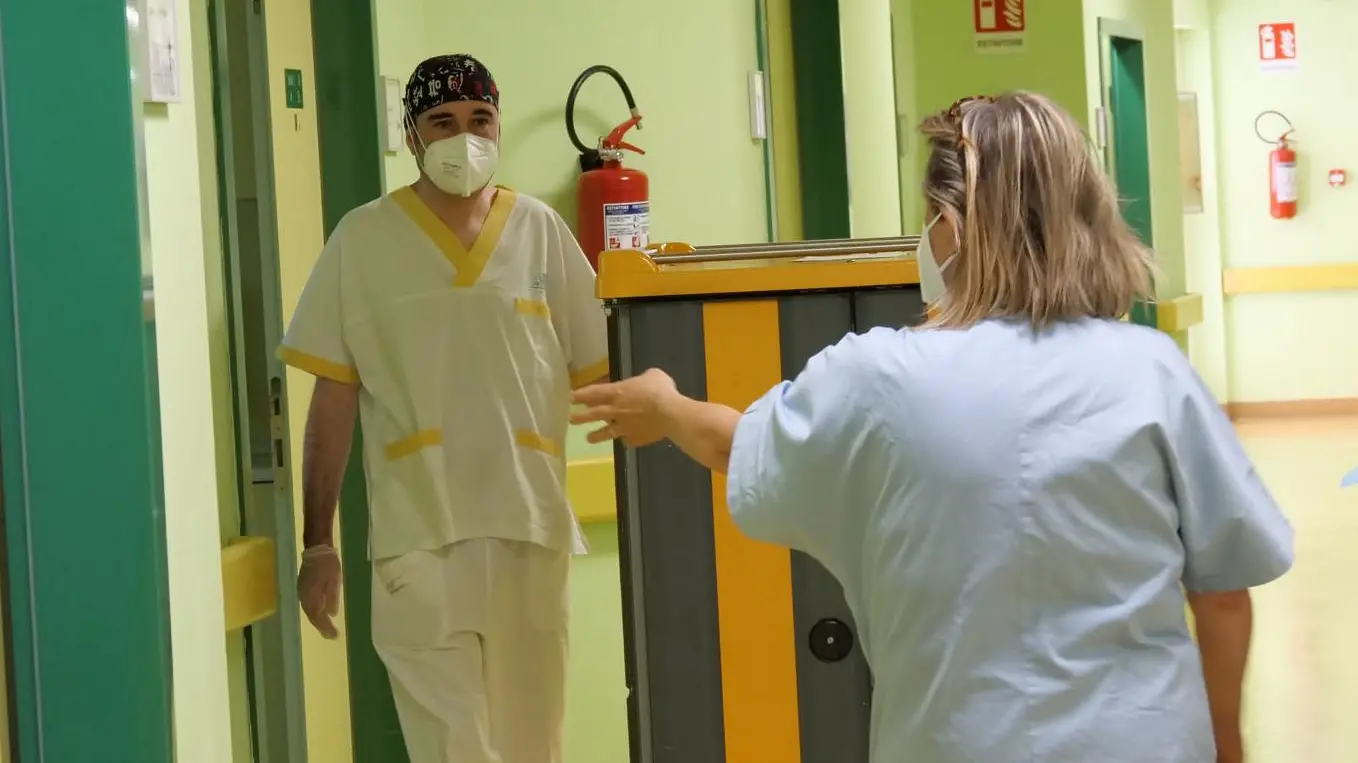 Meningite, la paura fa duecento  Tanti già passati dalla profilassi  Corsa tra i ragazzi della discoteca
