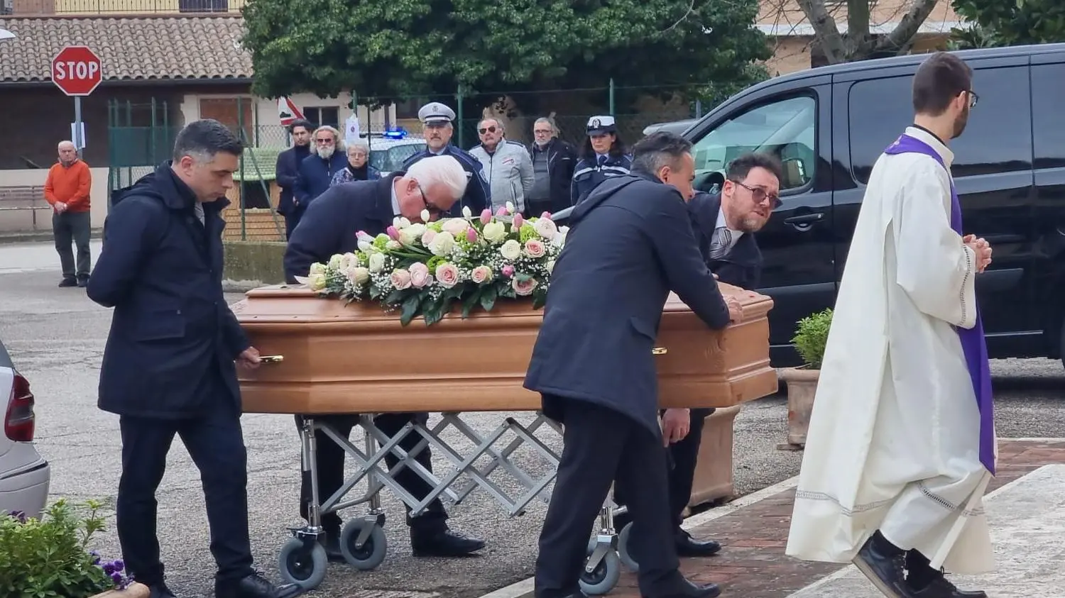 Comunità in lacrime Tanta gente a Deruta per l’addio a Laura Il ricordo di Berlusconi Comunità in lacrime Tanta gente a Deruta per l’addio a Laura Il ricordo di Berlusconi