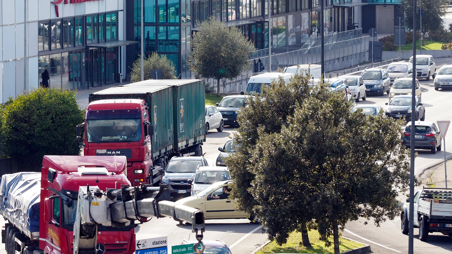 Traffico sulla variante Aurelia a Sarzana: il nuovo concessionario autostradale dovrà curare il raddoppio delle corsie tra l’uscita dell’A12 e la rotonda del viale XXV Aprile