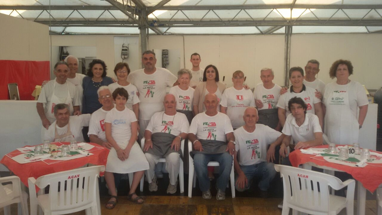 I volontari del ristorante-pizzeria "Vecchia Campi" alla festa de L'Unità con Rosa Anna Lombardo