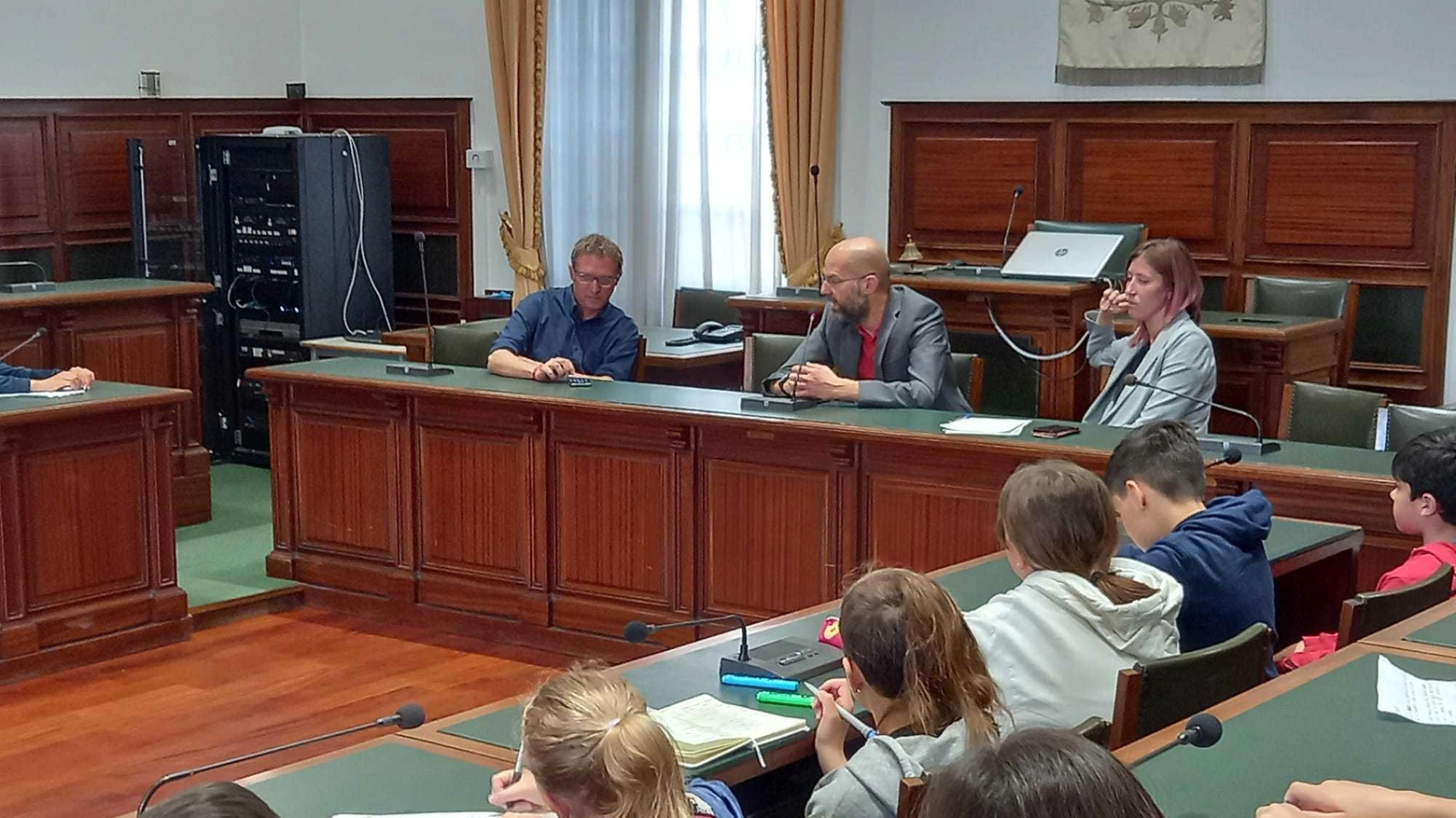 A scuola in sala consiliare Oggi s’interroga il sindaco A scuola in sala consiliare Oggi s’interroga il sindaco