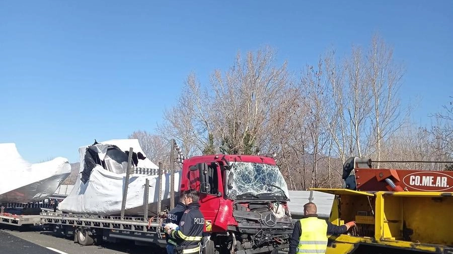 Incidente fra due camion in A12 (Foto pagina Facebook "Sei di Massa se")