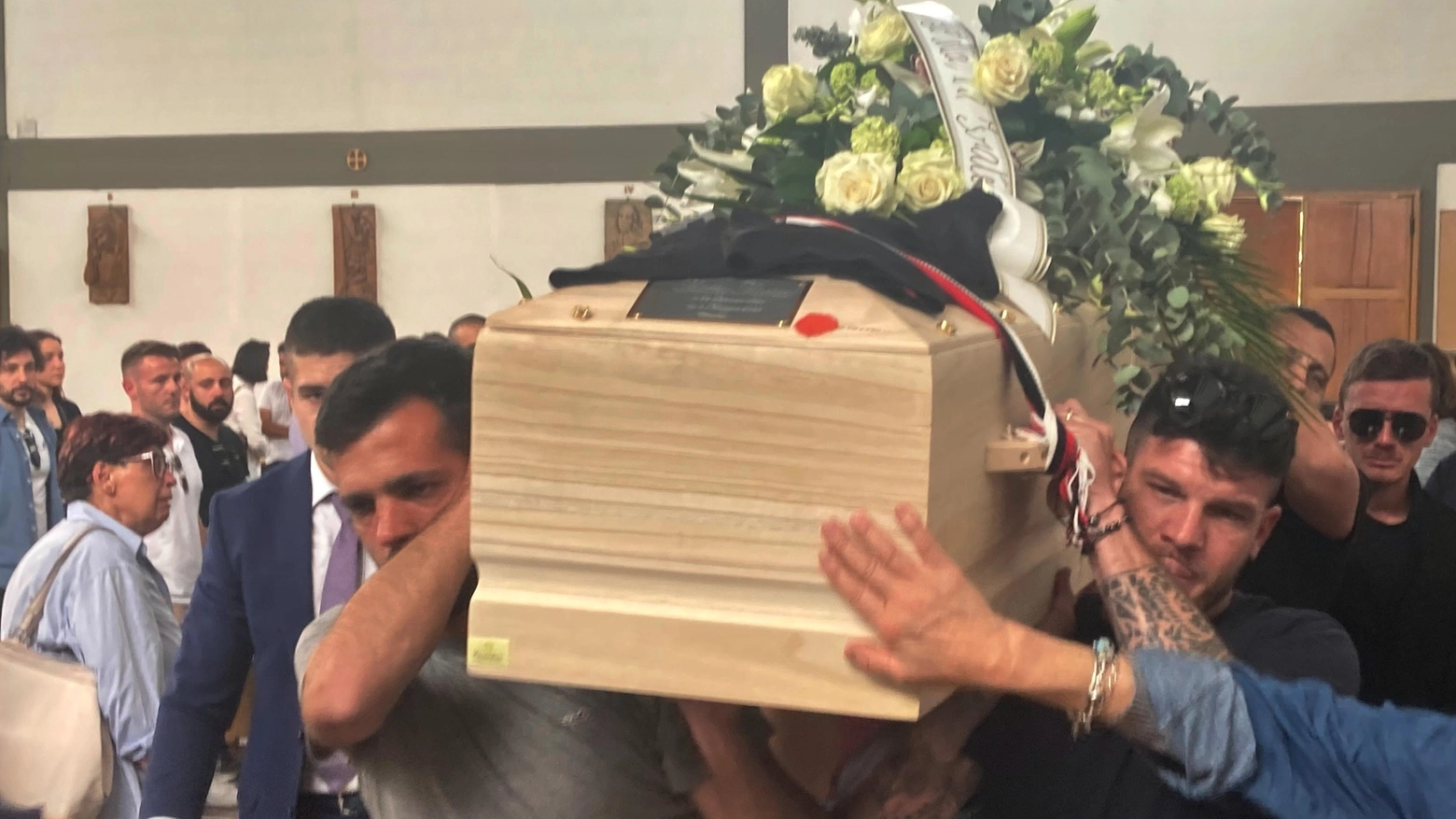 Lo straziante addio a Matteo  Chiesa strapiena e lacrime  "Resterai sempre qui con noi"