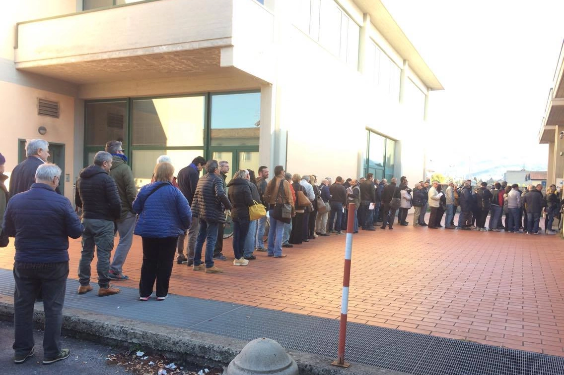 La fila di stamattina (venerdì 21) davanti ad Equitalia