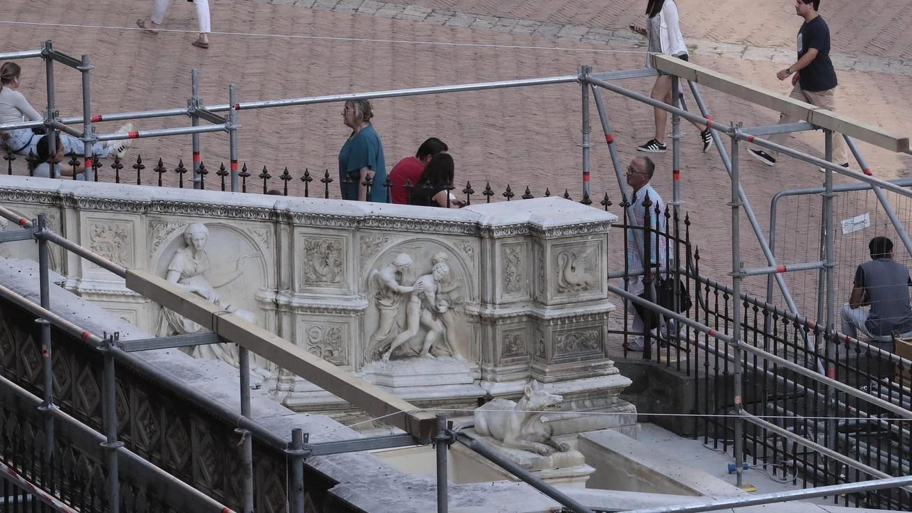 Fonte Gaia in cantiere. Restauro in Piazza dell’opera di Sarrocchi Fonte Gaia in cantiere. Restauro in Piazza dell’opera di Sarrocchi