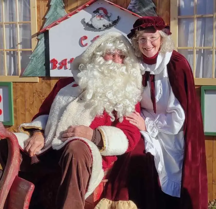 Babbo Natale saluta e riparte sulla sua moto