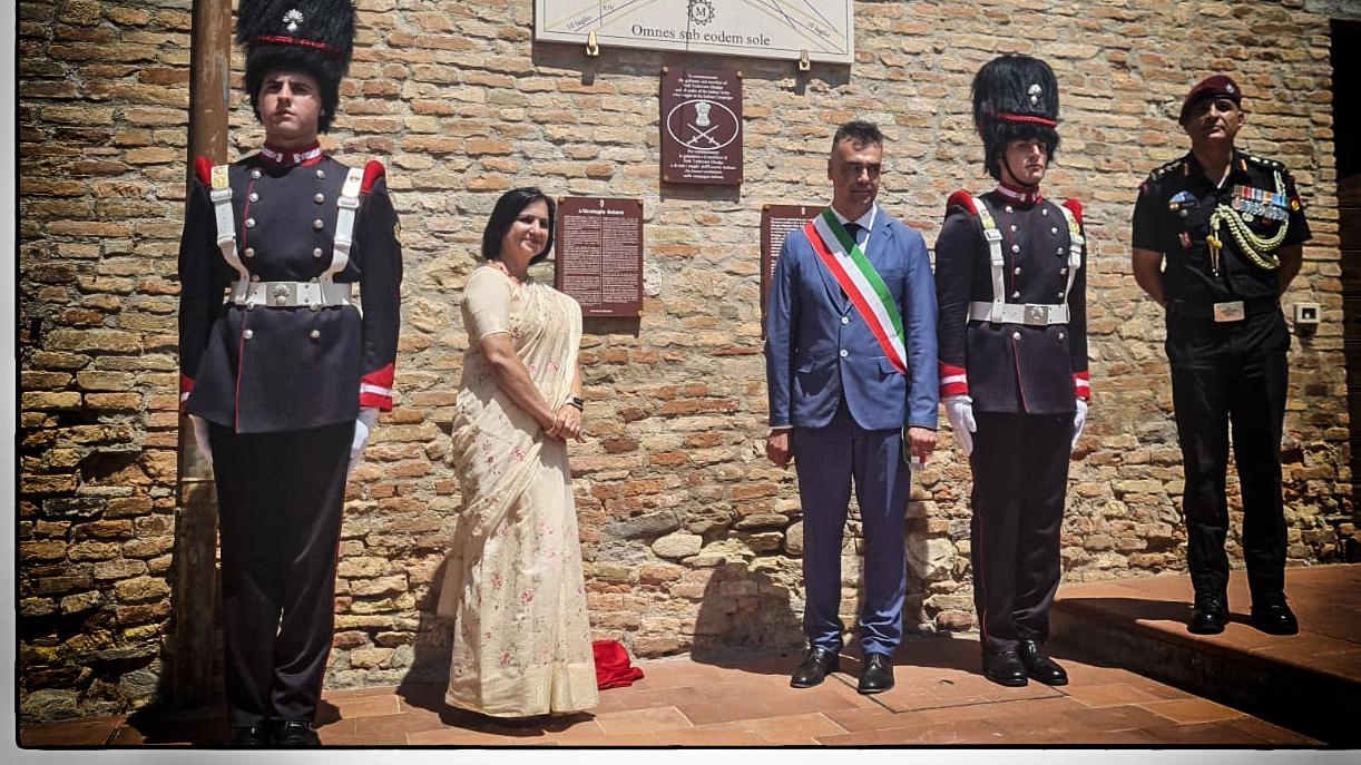 Arriva il ministro della difesa indiano. In memoria del soldato Yeswant Arriva il ministro della difesa indiano. In memoria del soldato Yeswant