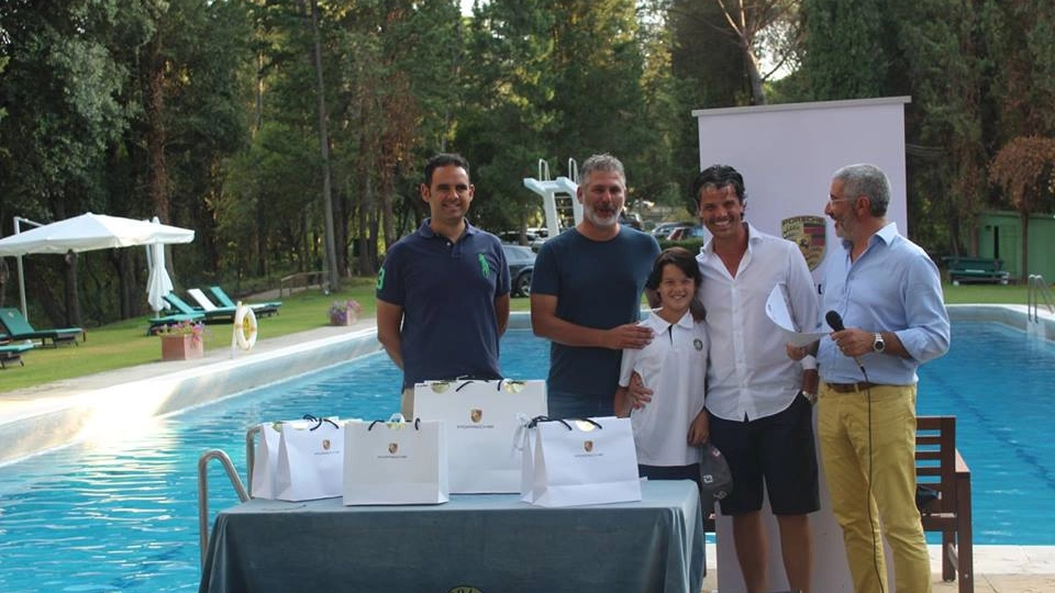 Niccolò Trentanove con il giovane figlio Oliver premiati nel Porsche Autoin Golf Trophy