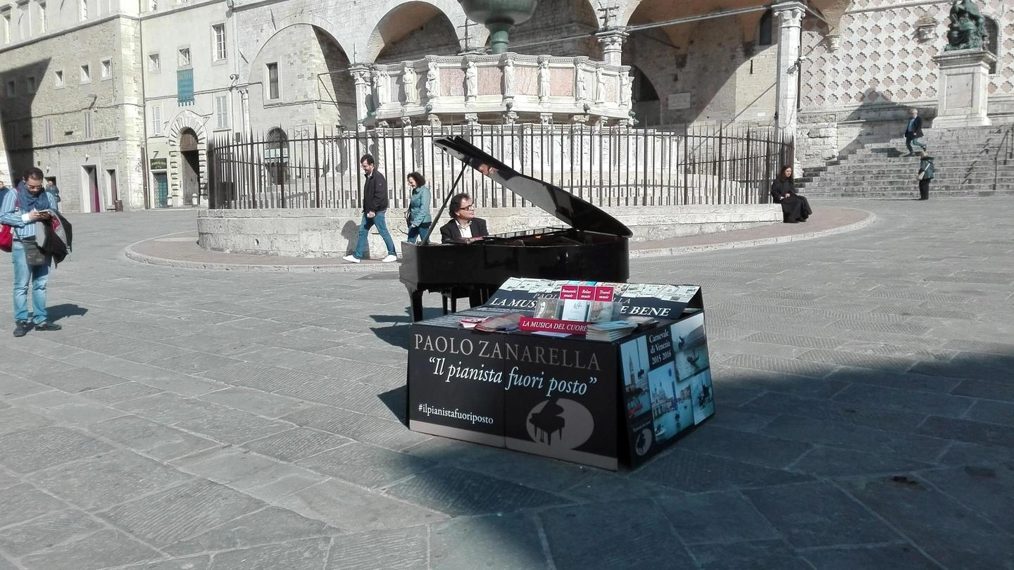 Il 'pianista fuori posto' nel centro di Perugia (foto Ansa)
