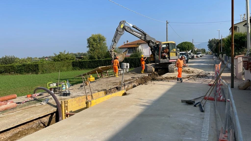 Gli operai al lavoro nel cantiere Gli operai al lavoro nel cantiere