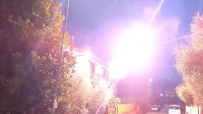 Fulminazioni e scintille: sono i i cavi elettrici che scoppiano e prendono fuoco sotto la pioggia Enel ha individuato i punti, poi i lavori in sicurezza Fulminazioni e scintille: sono i i cavi elettrici che scoppiano e prendono fuoco sotto la pioggia Enel ha individuato i punti, poi i lavori in sicurezza