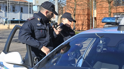 Agenti di una Volante della polizia intervengono nel momento in cui il ragazzo aveva già scavalcato il parapetto