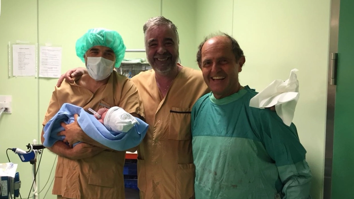  I dottori Andrea Mambrini e Roberto Guastini subito dopo la nascita del piccolo Carlo