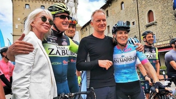 Sting con la moglie Trudy e due dei partecipanti alla manifestazione ciclistica