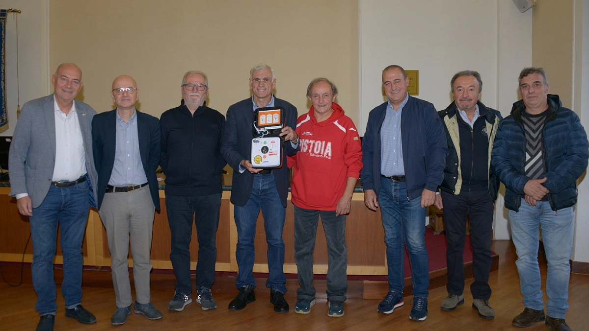 La consegna dei defibrillatori La consegna dei defibrillatori