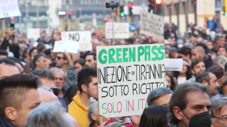 Una manifestazione contro il Green pass