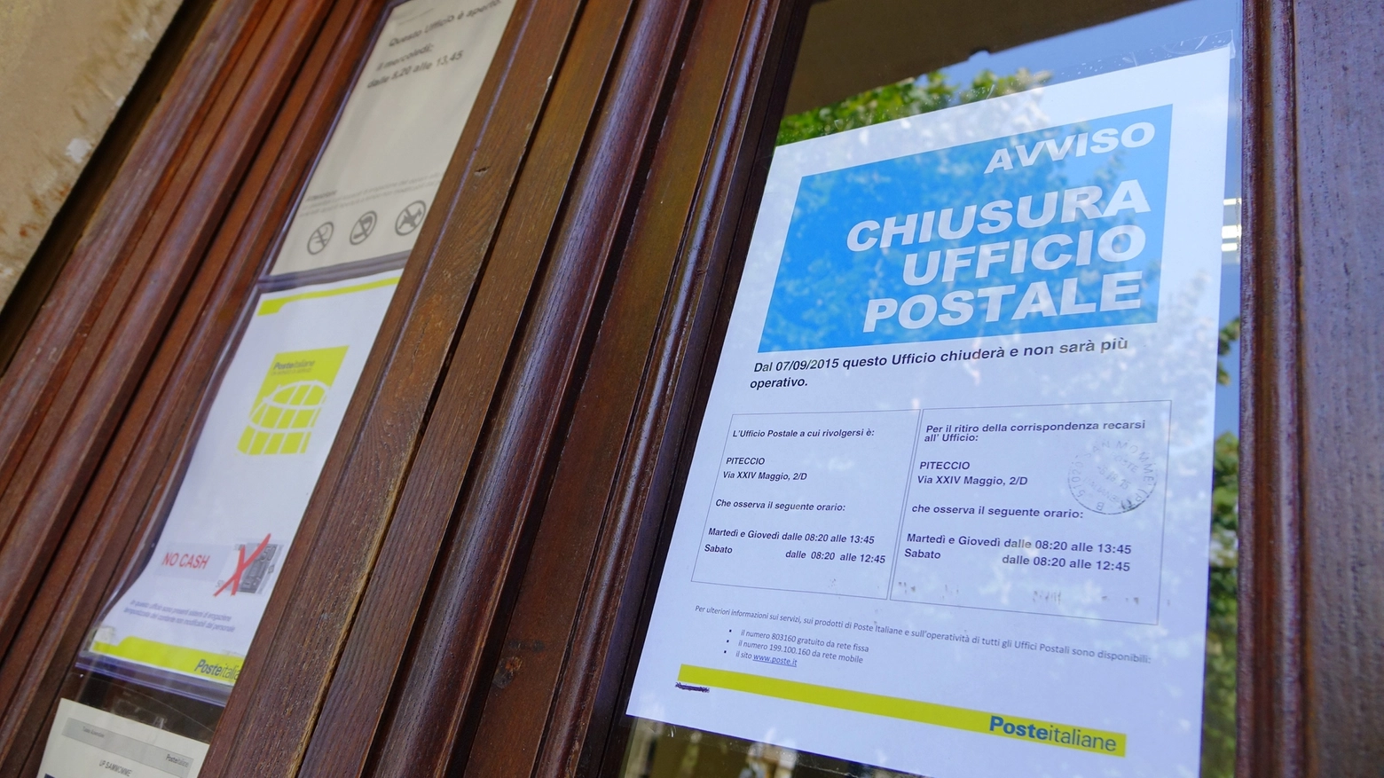 Avviso di chiusura all'ingresso dell'ufficio postale di San Mommè (Acerboni/ Foto Castellani) 