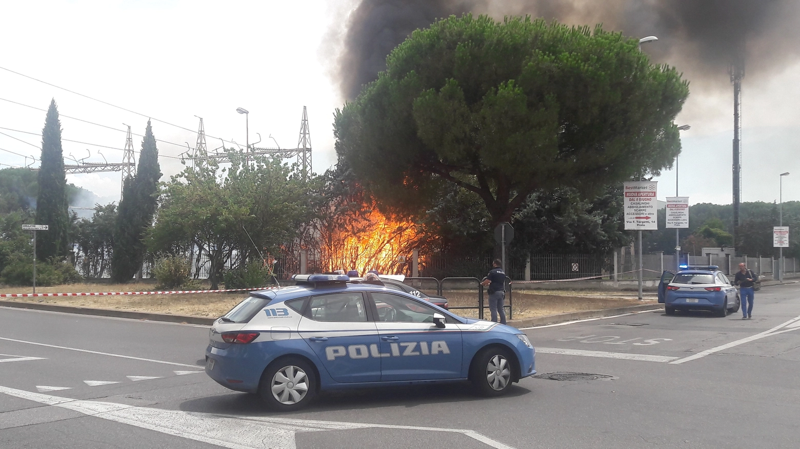 Le fiamme alte sulla centrale elettrica di Prato
