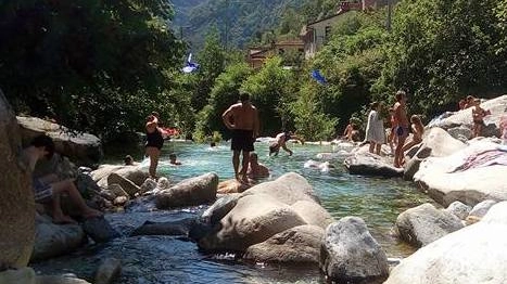 Molti residenti e turisti scelgono il fiume per passare le loro giornate al fresco Molti residenti e turisti scelgono il fiume per passare le loro giornate al fresco