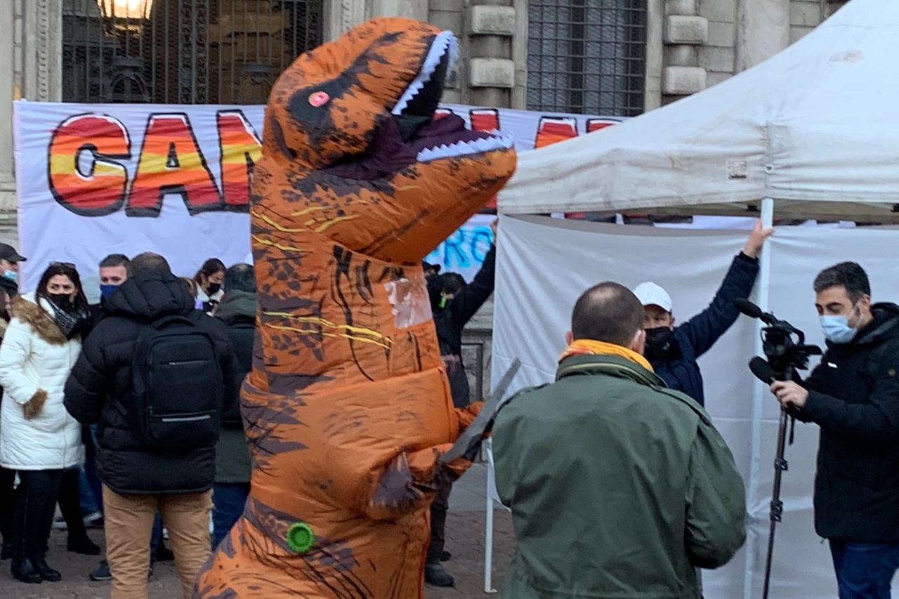 La protesta del sindacato in piazza della Scala