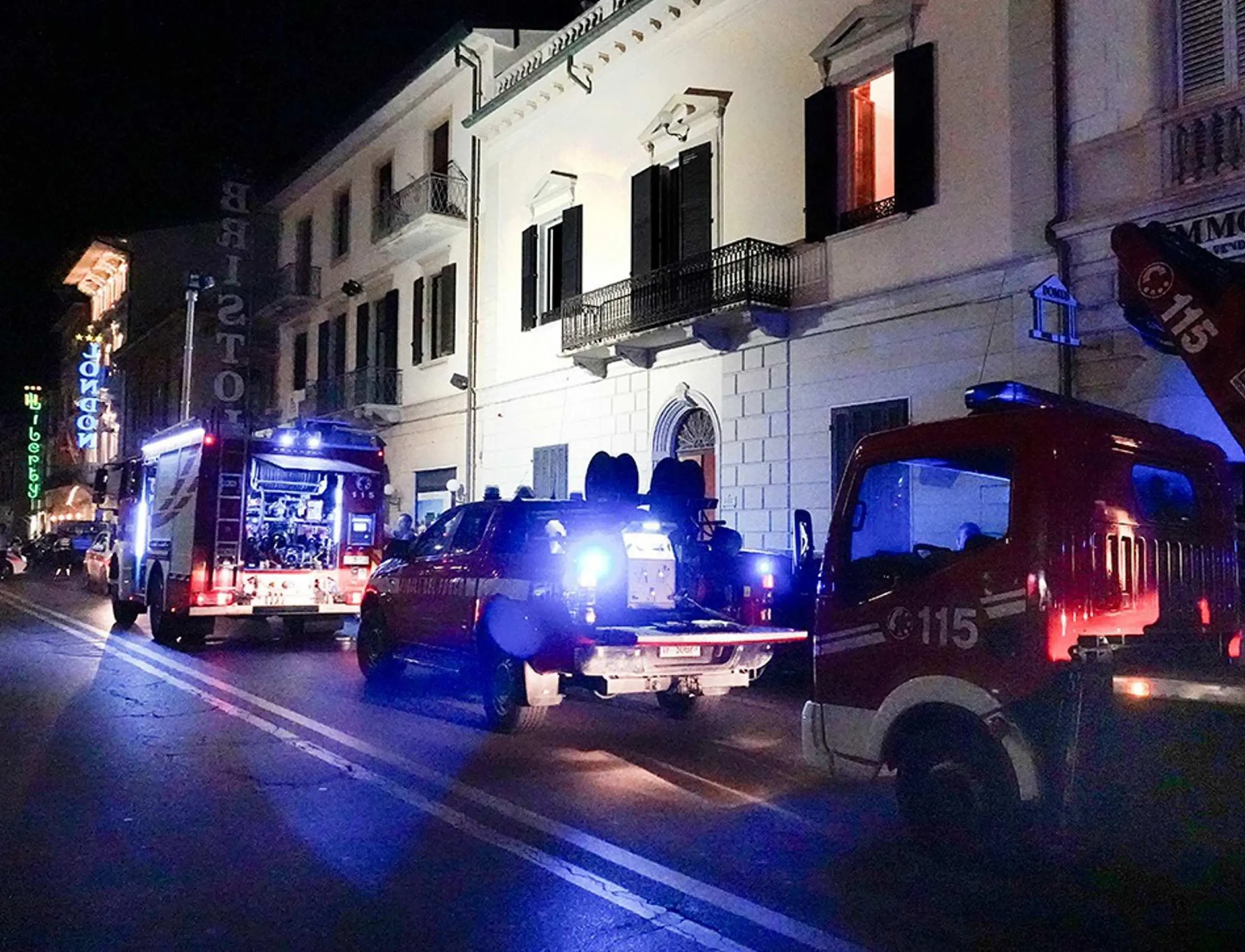 Paura nella casa vacanze Camera avvolta del fuoco