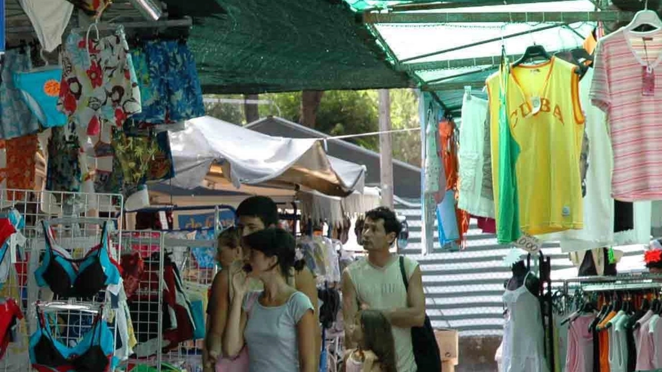  Un’immagine del mercatino, aperto solo d’estate, preda di notte di vandali e balordi