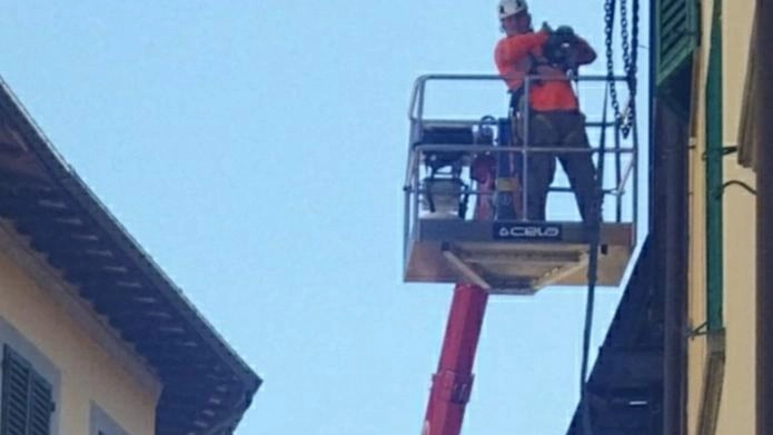 Crollo in centro, la svolta. Ora una maxi impalcatura sostiene il palazzo lesionato Crollo in centro, la svolta. Ora una maxi impalcatura sostiene il palazzo lesionato