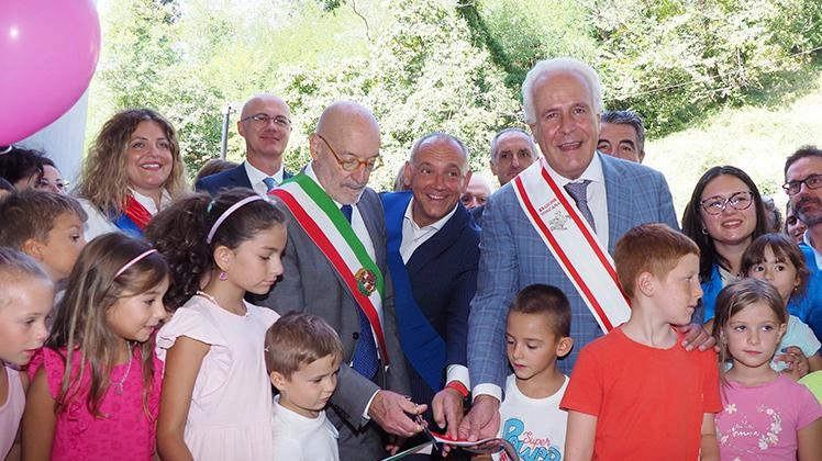"Benvenuti nella nuova scuola" Taglio del nastro alla Scesta tra palloncini colorati ed emozioni "Benvenuti nella nuova scuola" Taglio del nastro alla Scesta tra palloncini colorati ed emozioni